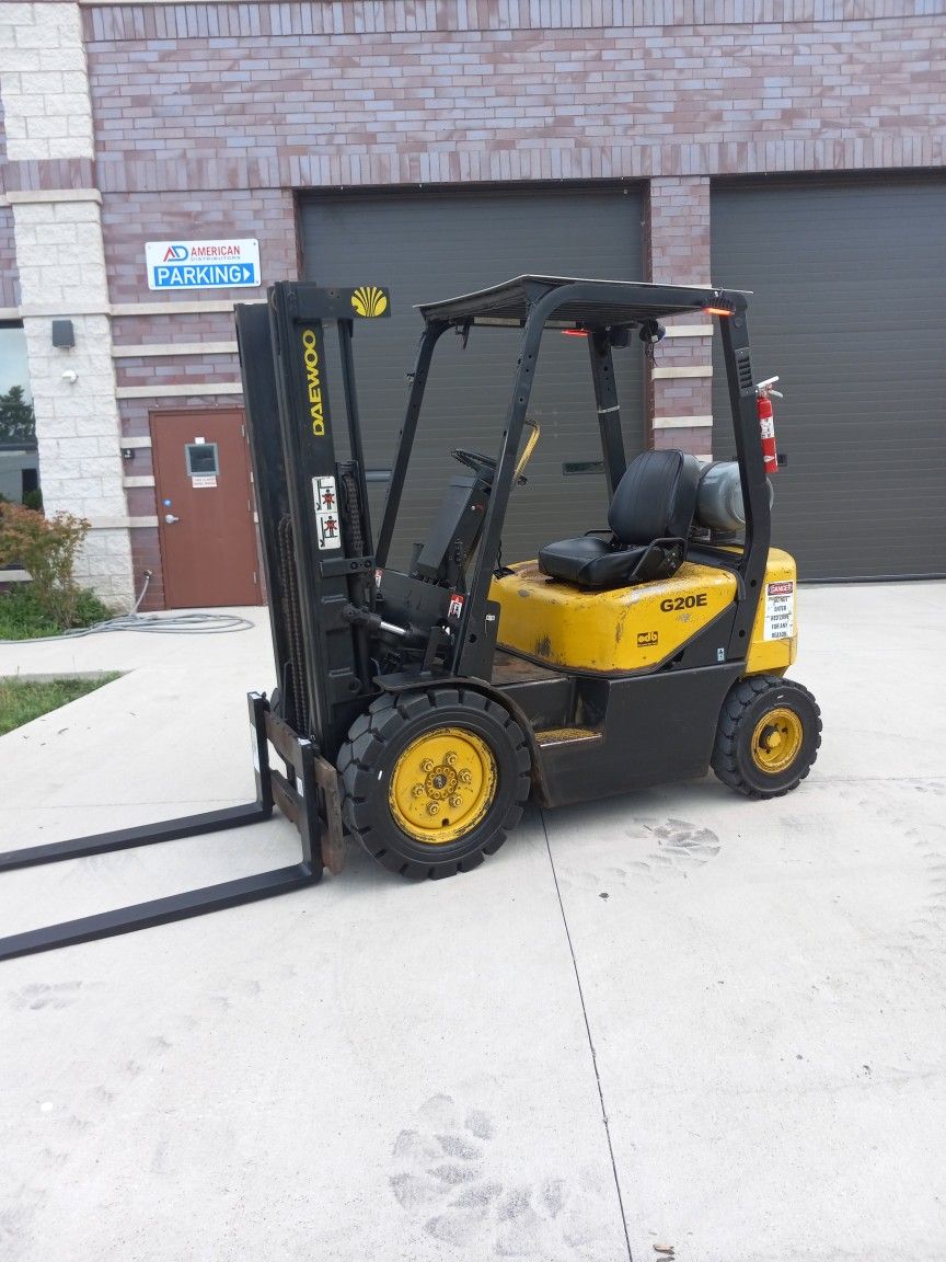 4000 LB. Pneumatic Low Hour Forklift