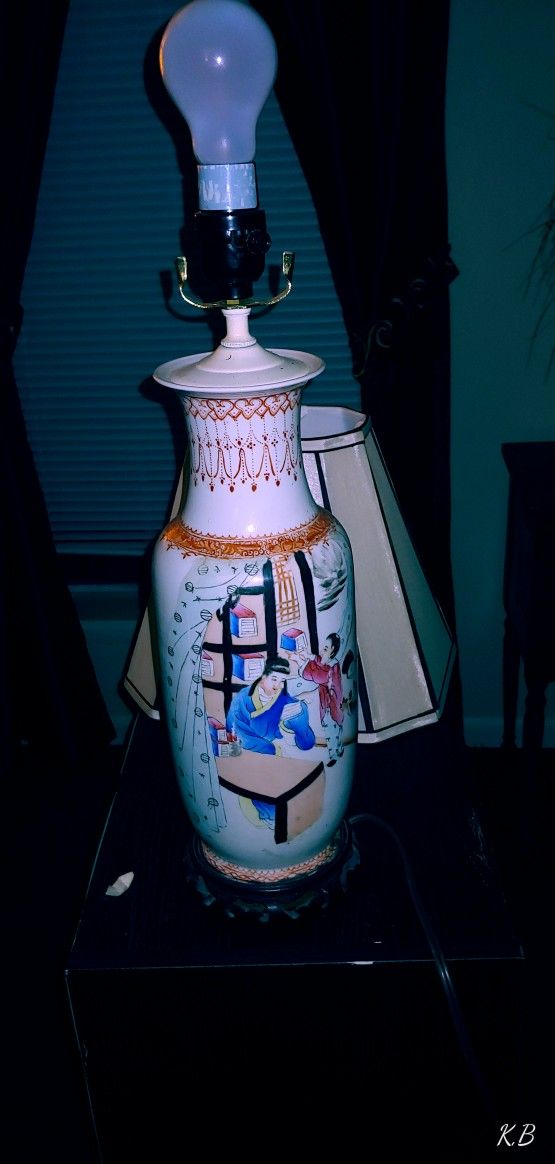 19in Vintage Porcelain Oriental Lamp