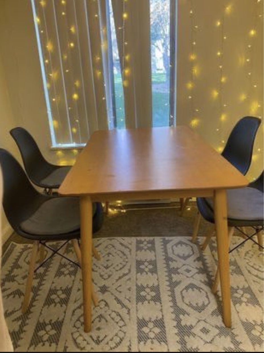 Dinner Table And Chairs 4