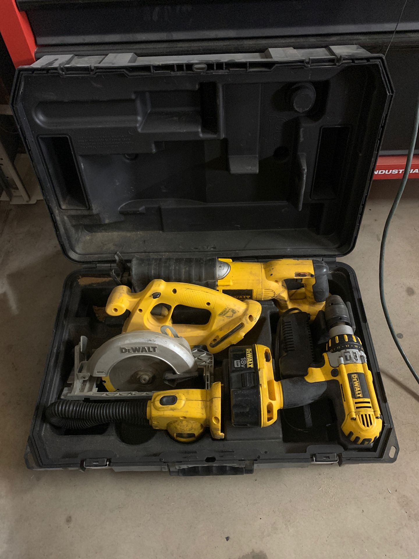 DeWalt 18v XRP Cordless Tool Kit (Hammer Drill, Circular Saw