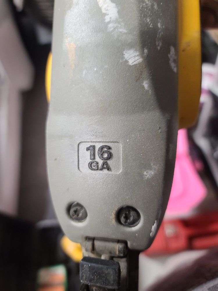 dewalt dc618 nail gun with three 18v Batteries & charger