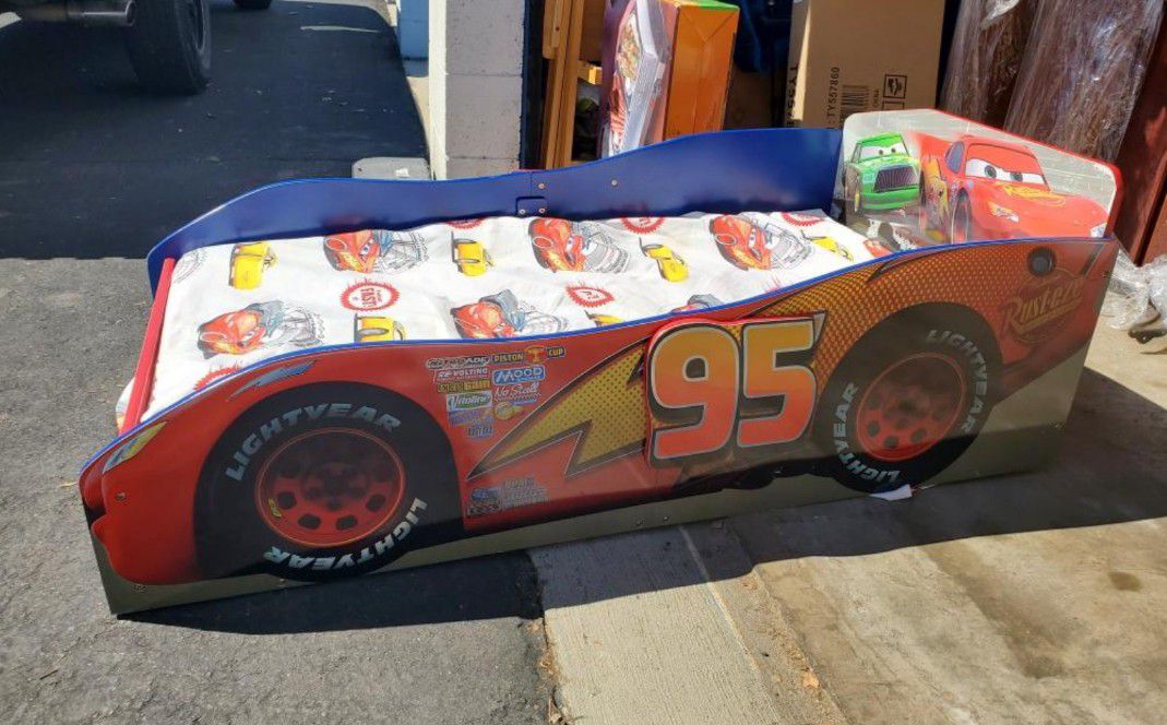 Disney's Lightning McQueen Wooden Racing Car Bed w/Mattress/Sheet Set & PlayHut Tent