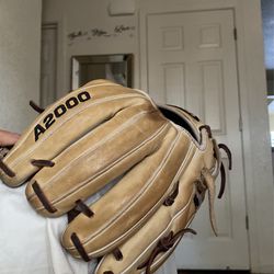 Baseball Glove A2000 Thumbnail