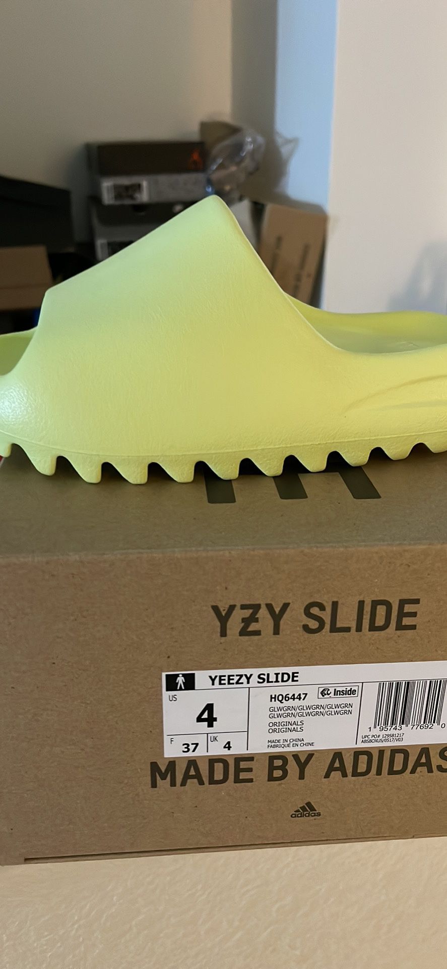 Yeezy slide Size 4 Green glow