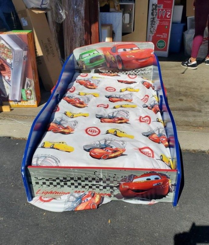Disney's Lightning McQueen Wooden Racing Car Bed w/Mattress/Sheet Set & PlayHut Tent
