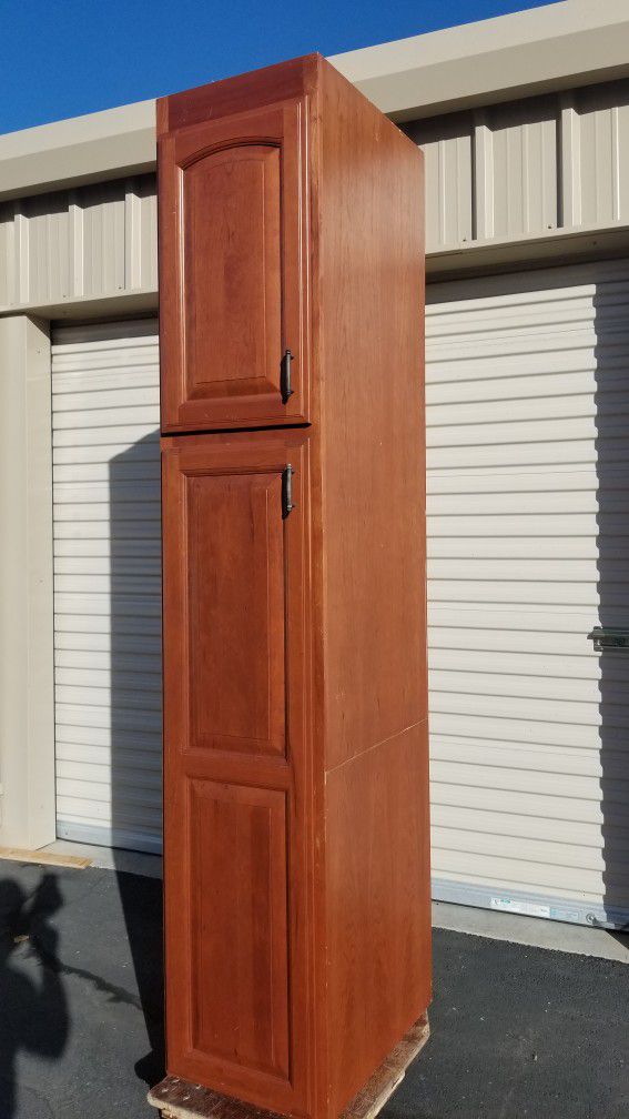 Solid cherry wood kitchen cabinet pantry by Decorá in very good condition 