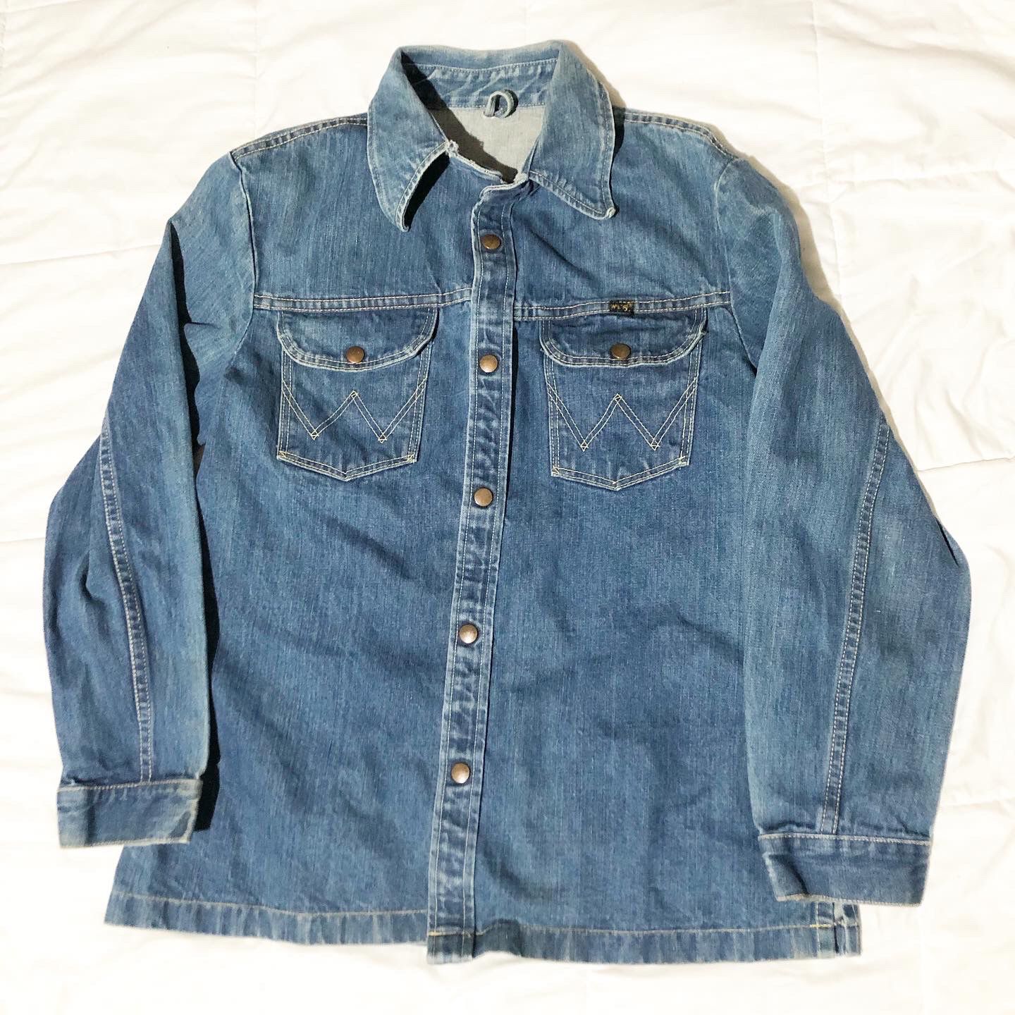 Vintage Wrangler denim jacket size M  Has a couple small stains on it 