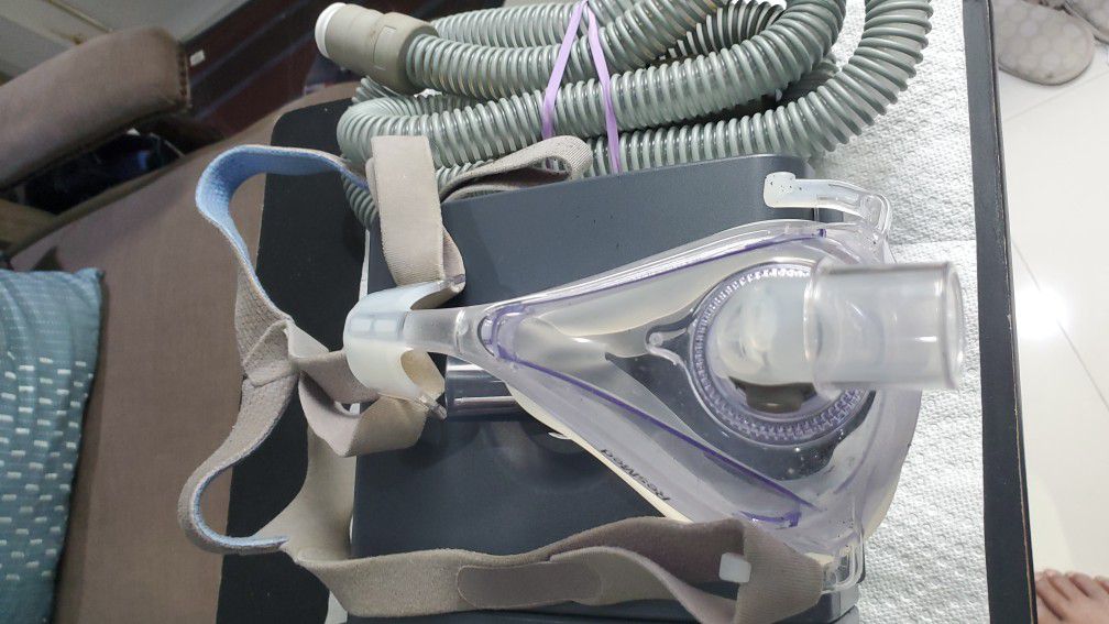 PHILIPS RESPIRONICS CPAP MACHINE IN EXCELLENT CONDITIONS AND COMPLETE WITH MASK AND TUBE 