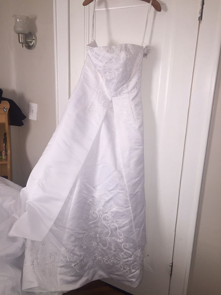 Strapless wedding dress new with tags still on it