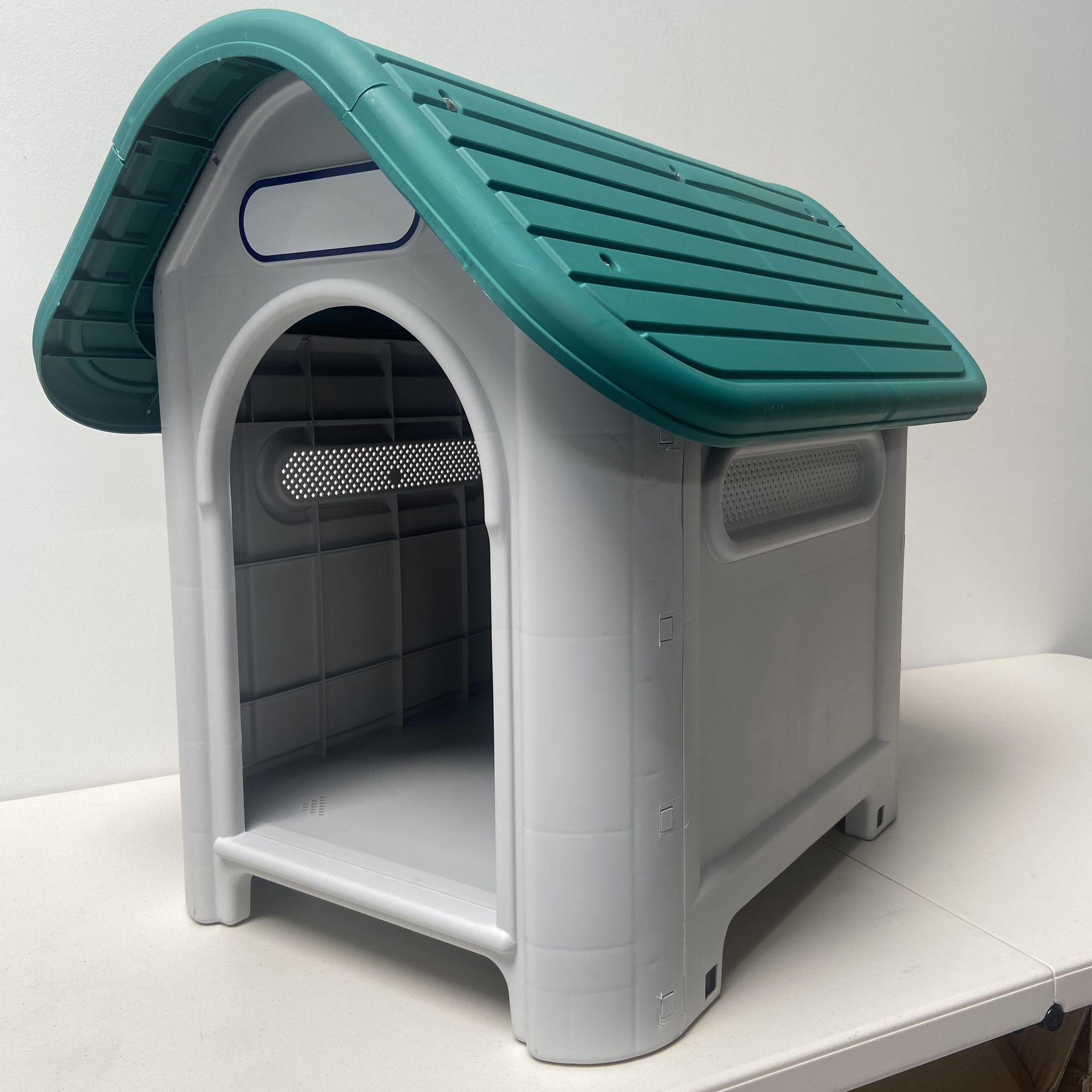 Green Dog House! Brand New! Great For Indoor And Outdoor! Well Ventilated! 30” L x 24” W x 26” H ~ Dog Cat Crate Kennel Bed