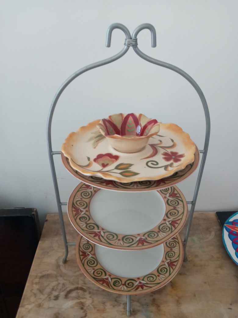 3 Tier Metal  Treat Rack With 3 Plates Plus They Extra Top Plate With Salsa Bowl