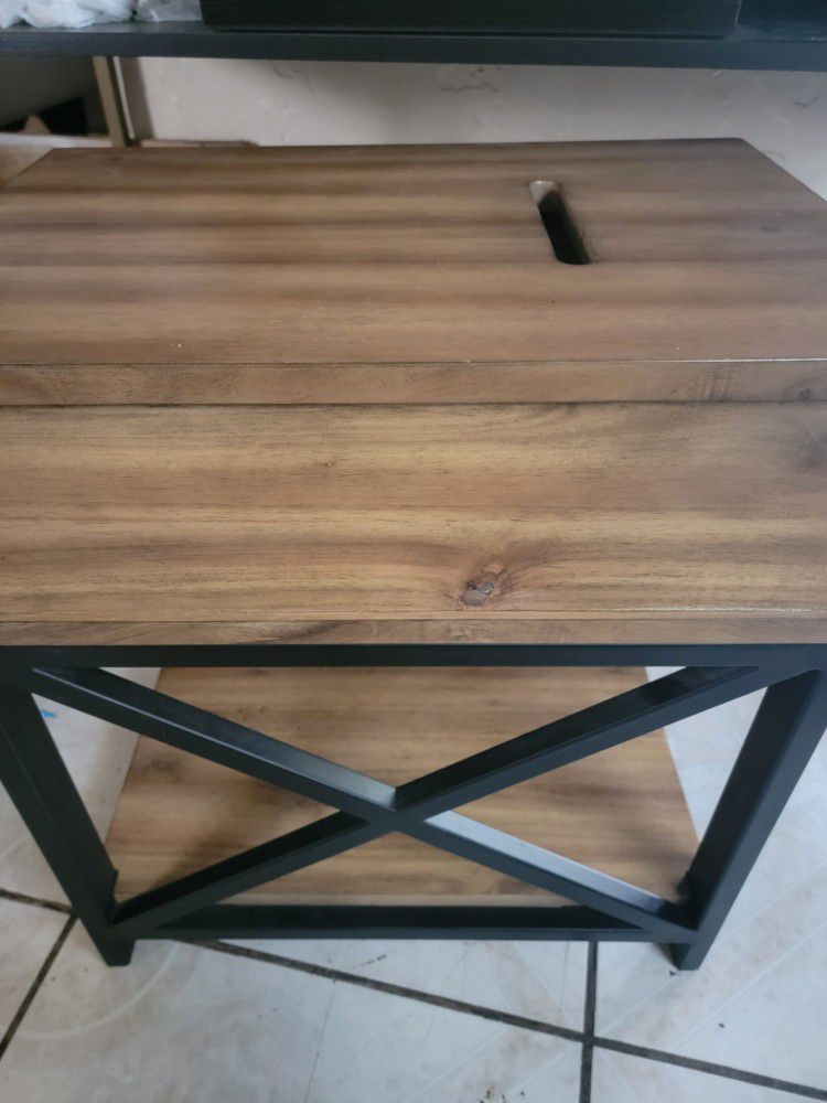 Wooden table with very hard heavy black metal with a hole in the upper part to put letters very nice new we are in South Gate

Mesita de madera con me