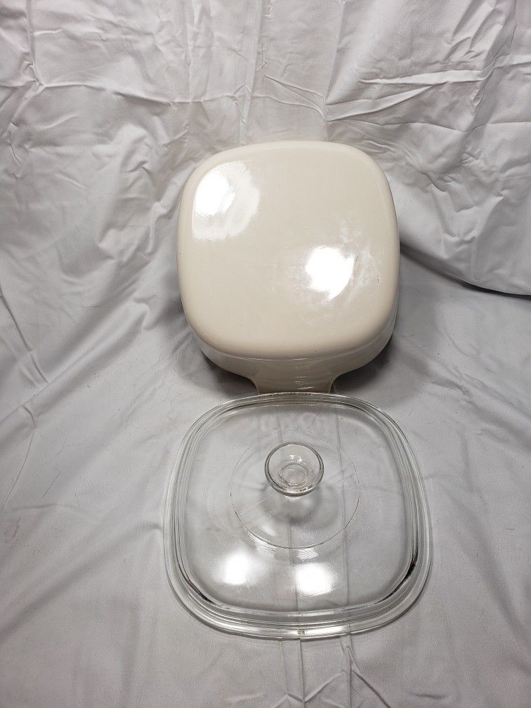 CORNING WARE A-3-B CASSEROLE DISH / PYREX LID Forever Your 3 liters. Good condition and smoke free home.