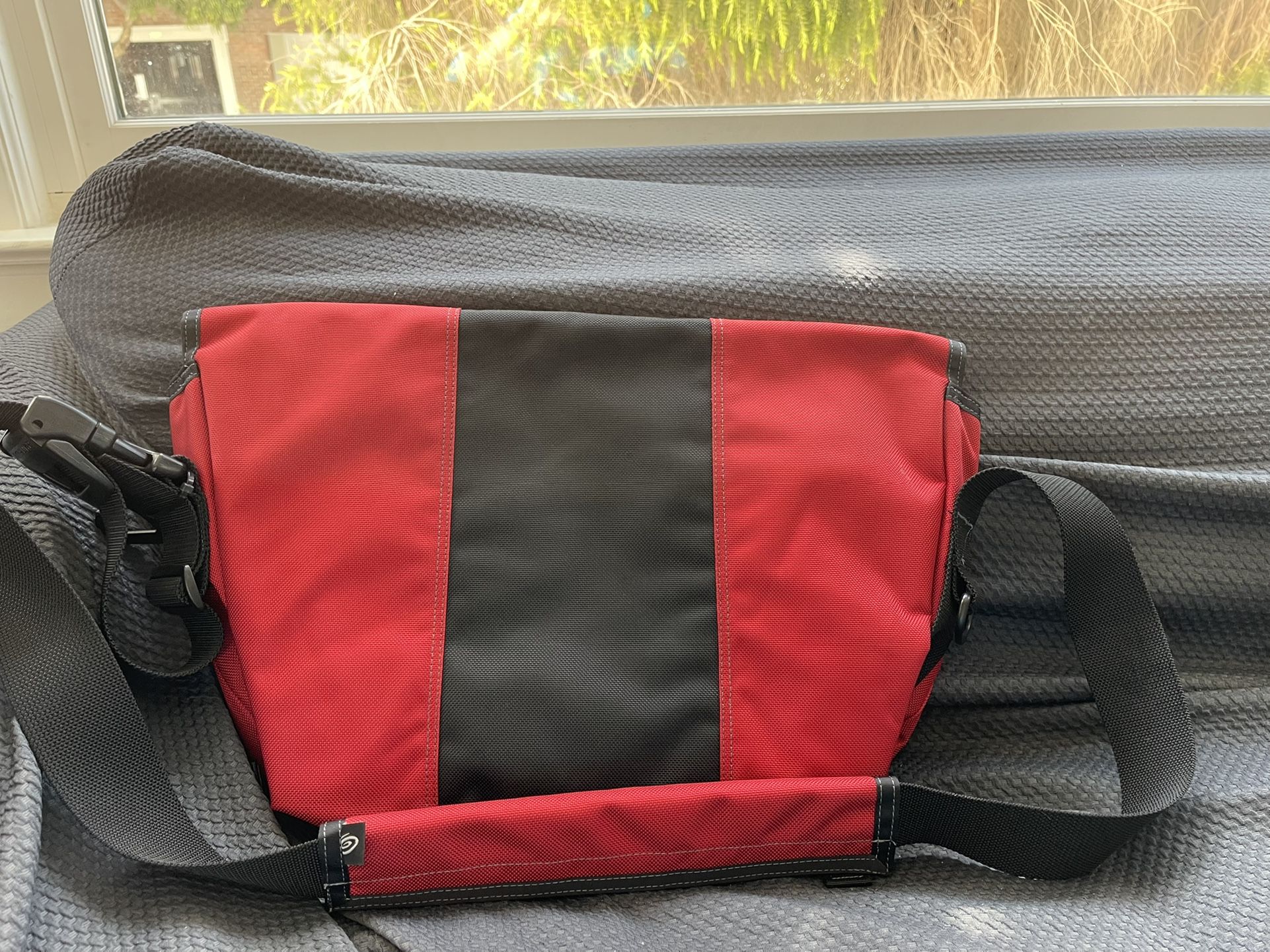 Timbuk2 classic messenger size crossbody M