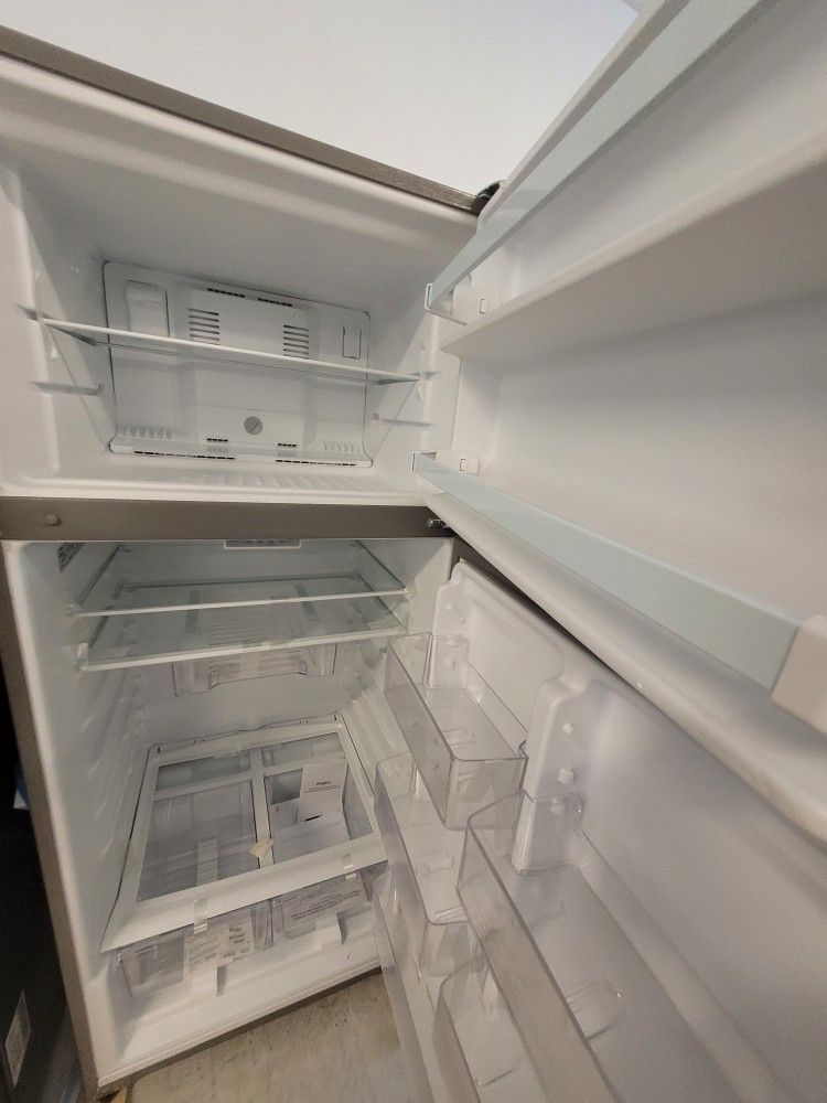 Whirlpool 28in Top Freezer Refrigerator New Open Box With 6month's Warranty