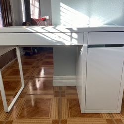 White desk with drawers Thumbnail