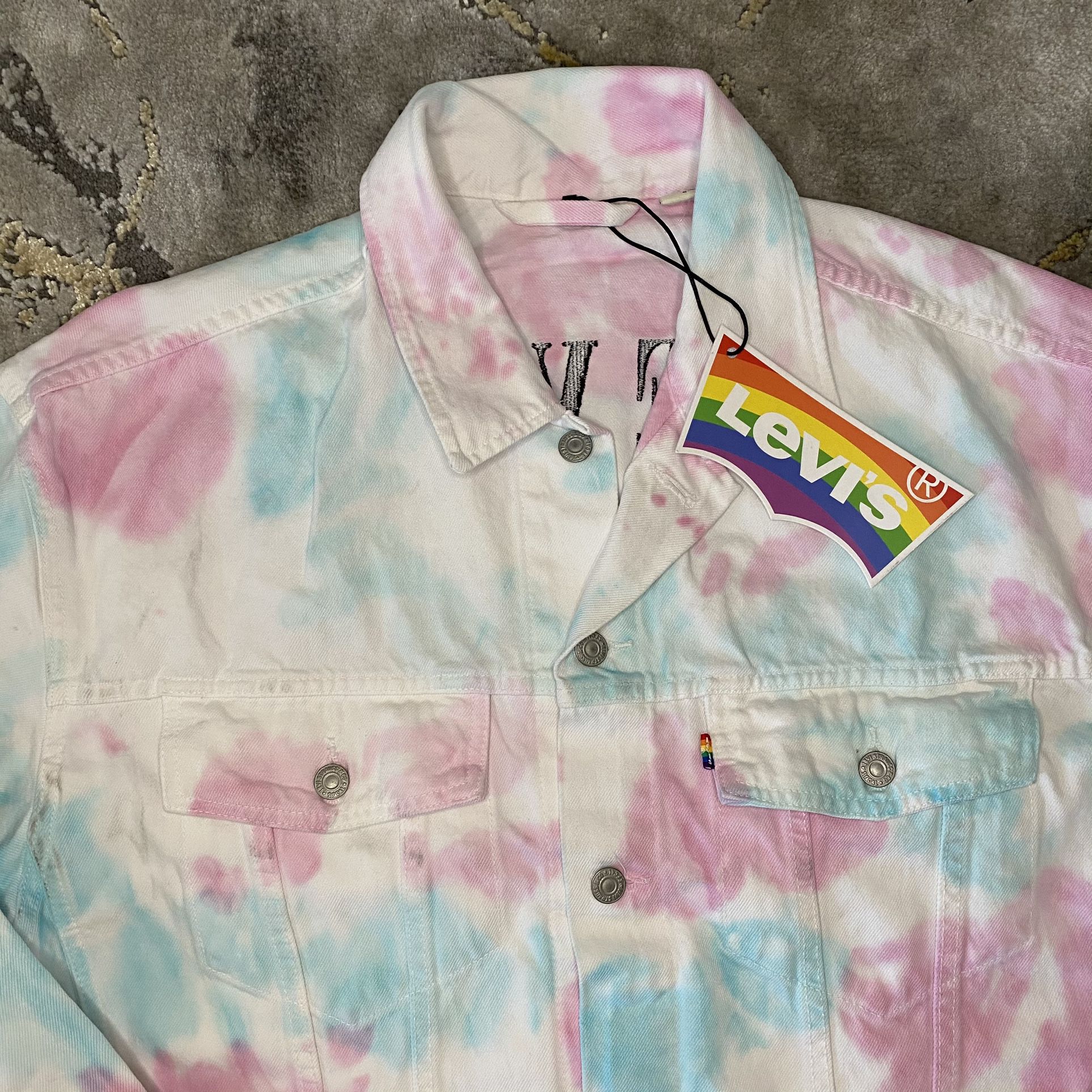 Levi's Pride Tie Dye USE YOUR VOICE Denim LGBTQ Trucker Jacket Men's Size M 