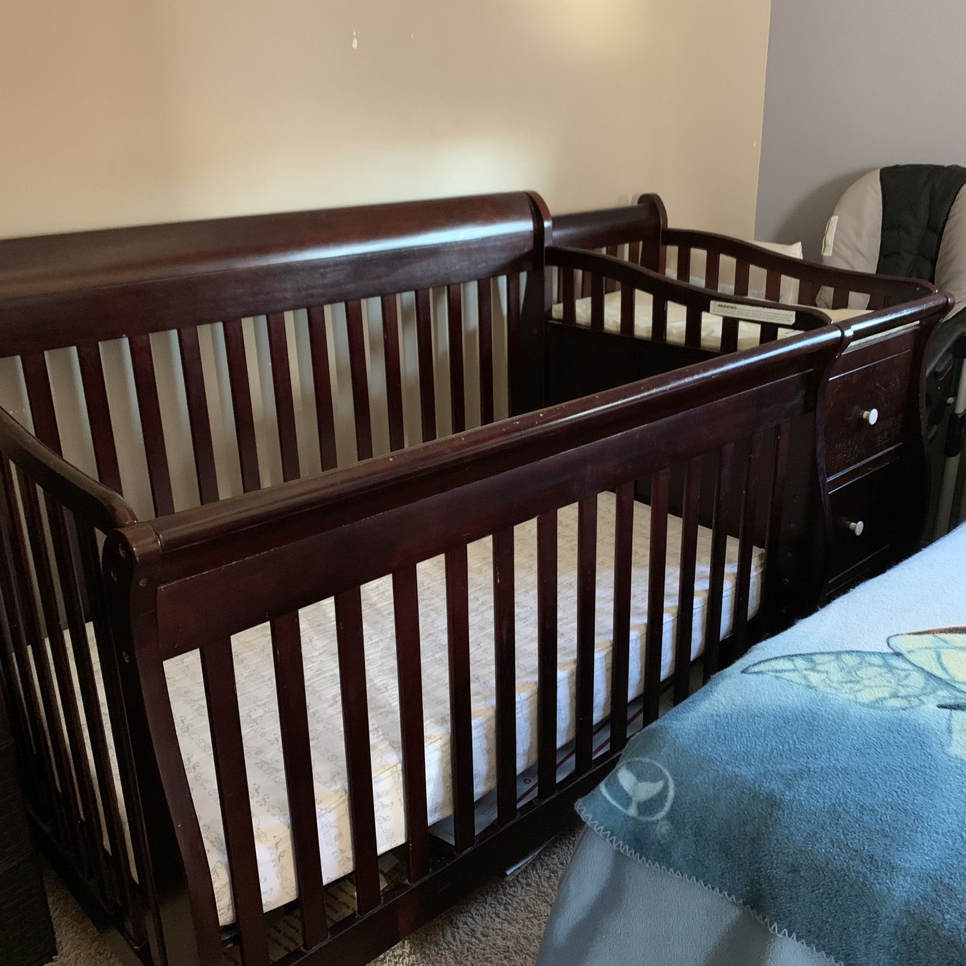 Baby Crib Changing Table & 3 Drawers