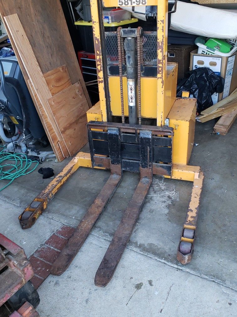 BIG JOE ELECTRIC PALLET JACK/ STACKER