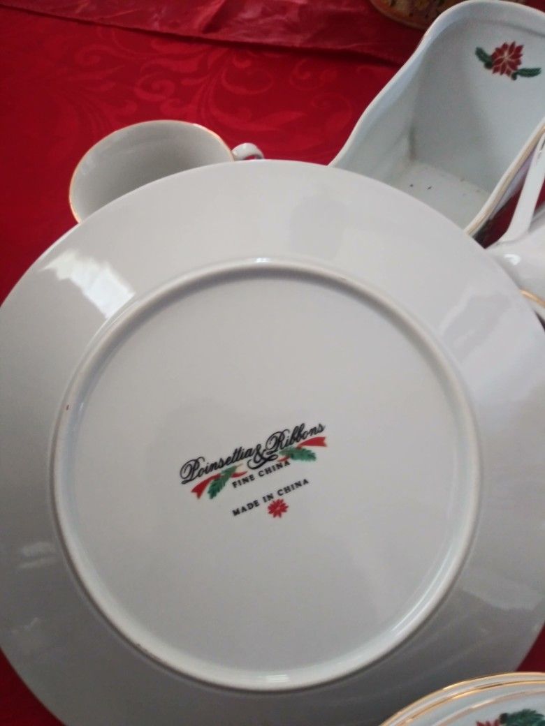 Complete Set Of Christmas Plate Wear.