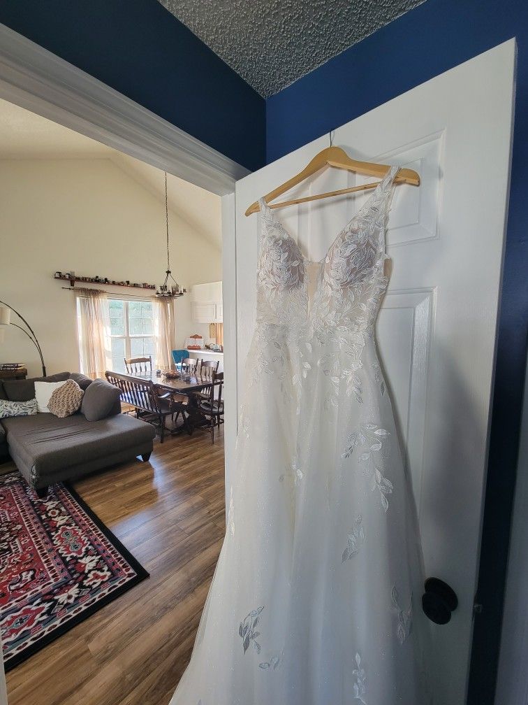 Essence Of Australia D3023 Wedding Dress