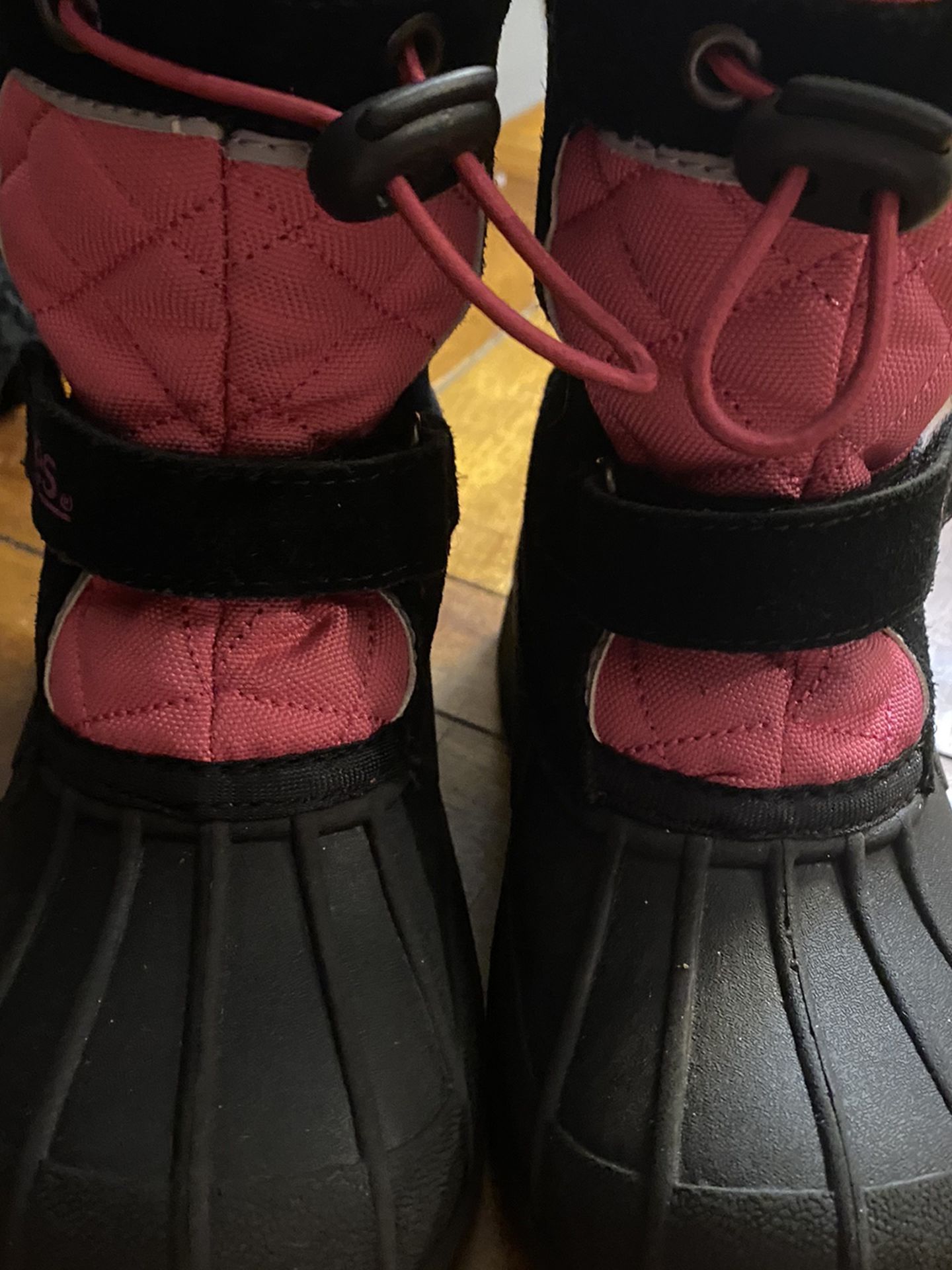 Girls Snow Boots Totes Like New Size 9