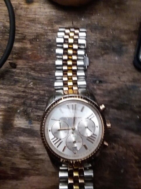 Michael kors watch beautiful shape womens.. new it was 338c