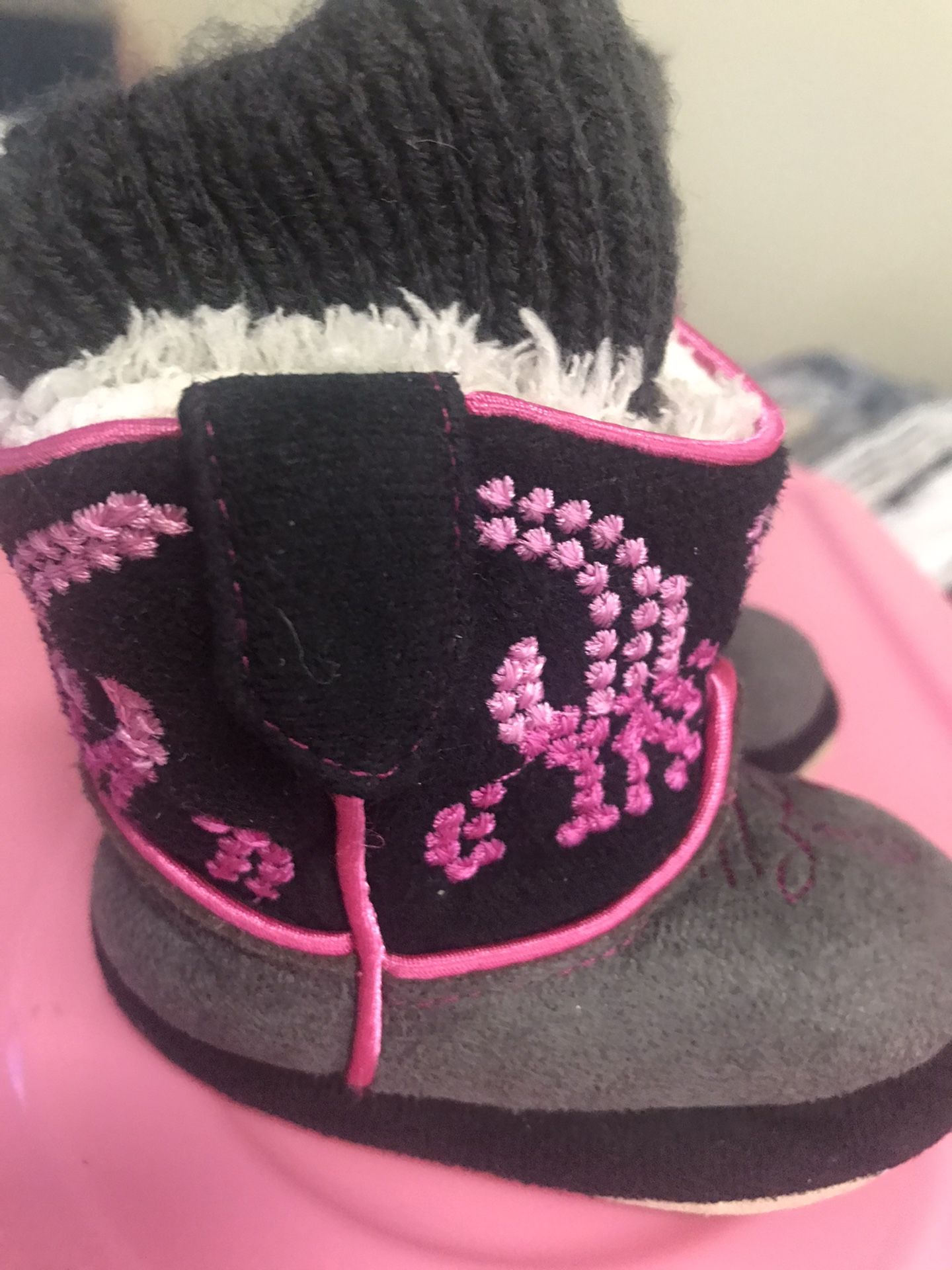 Baby girls boots 👢 Size 6-12