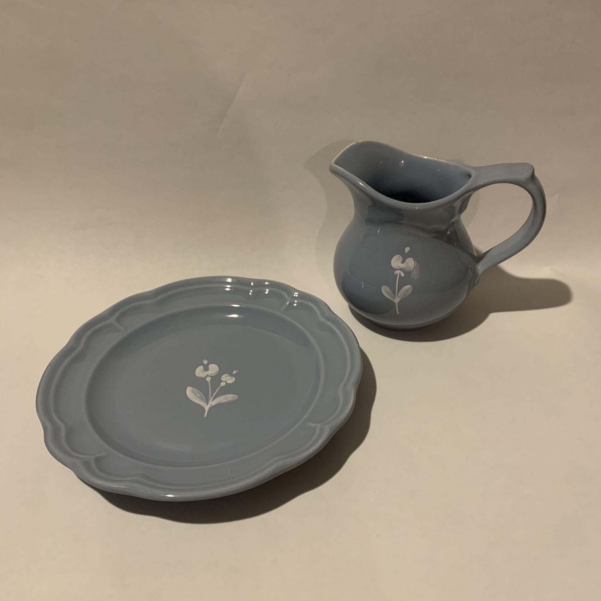 Pfaltzgraff Bouquet Gazebo Blue Creamer White Flower #024 With 7.5” Plate
