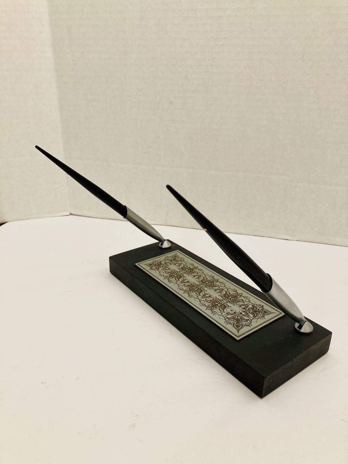 Vintage Rare Sheaffer Black Fountain Etched Scroll Design Marble Dual Pen Holder Set W/ 2 White Dot Pens