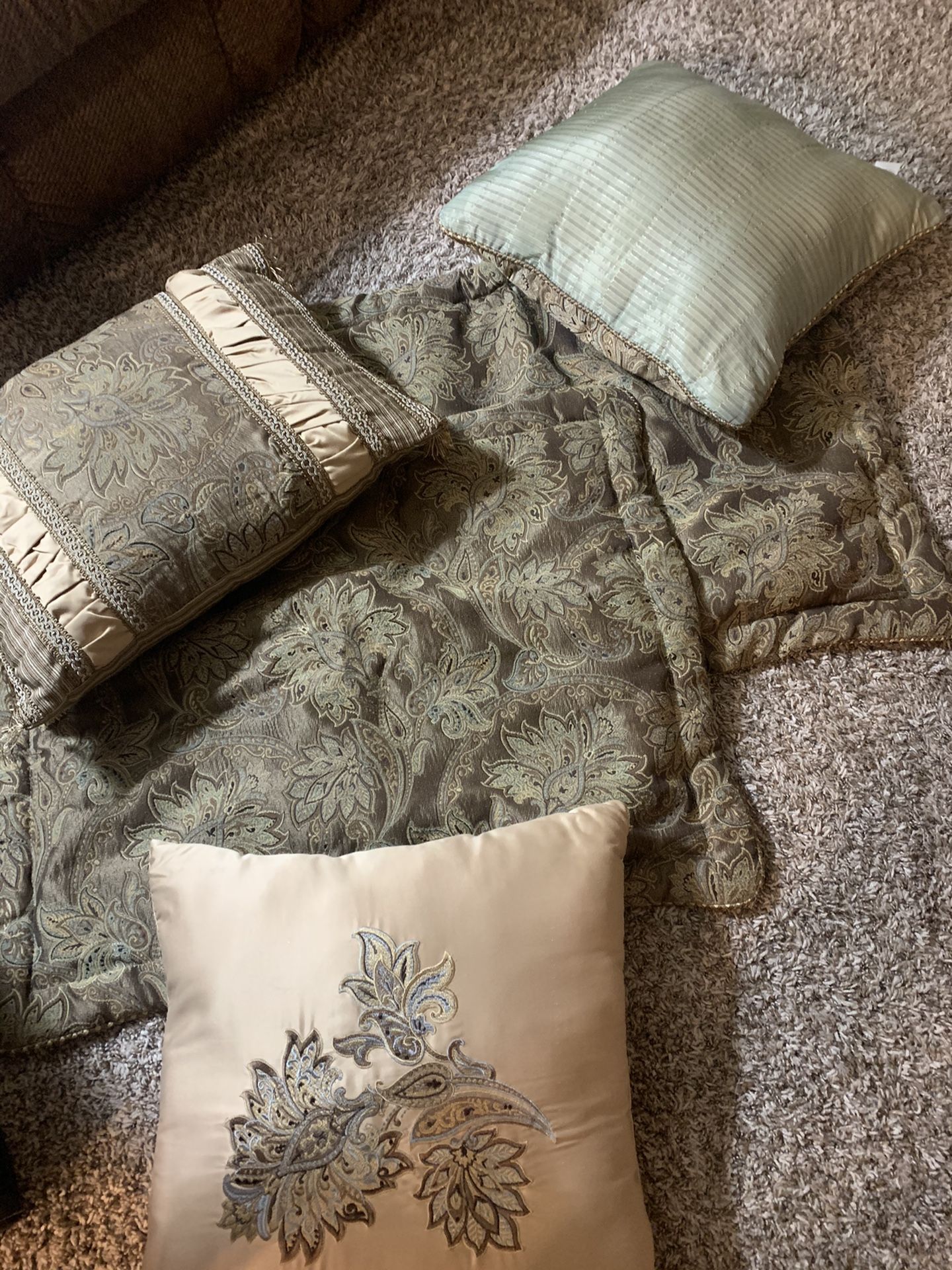 Queen Comforter,Pillow Cases And Throw Pillows