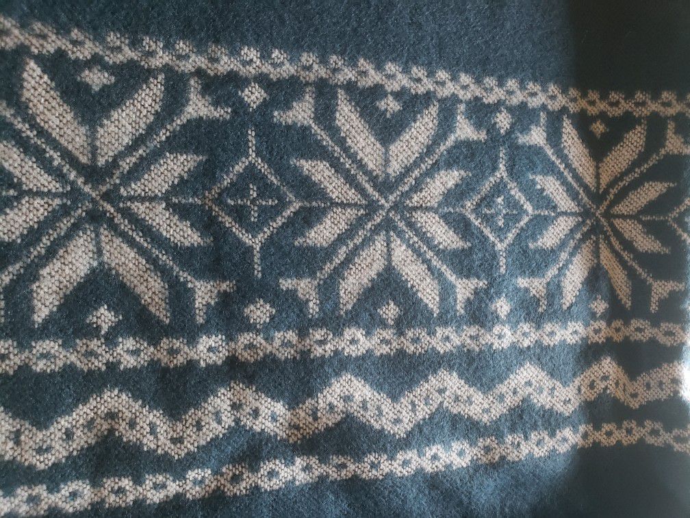Knitted Wool Poncho Star Design. Traditional Norwegian Scarf. Blue/White. One Size.

Size: 150 x 140 x 10*2 cm