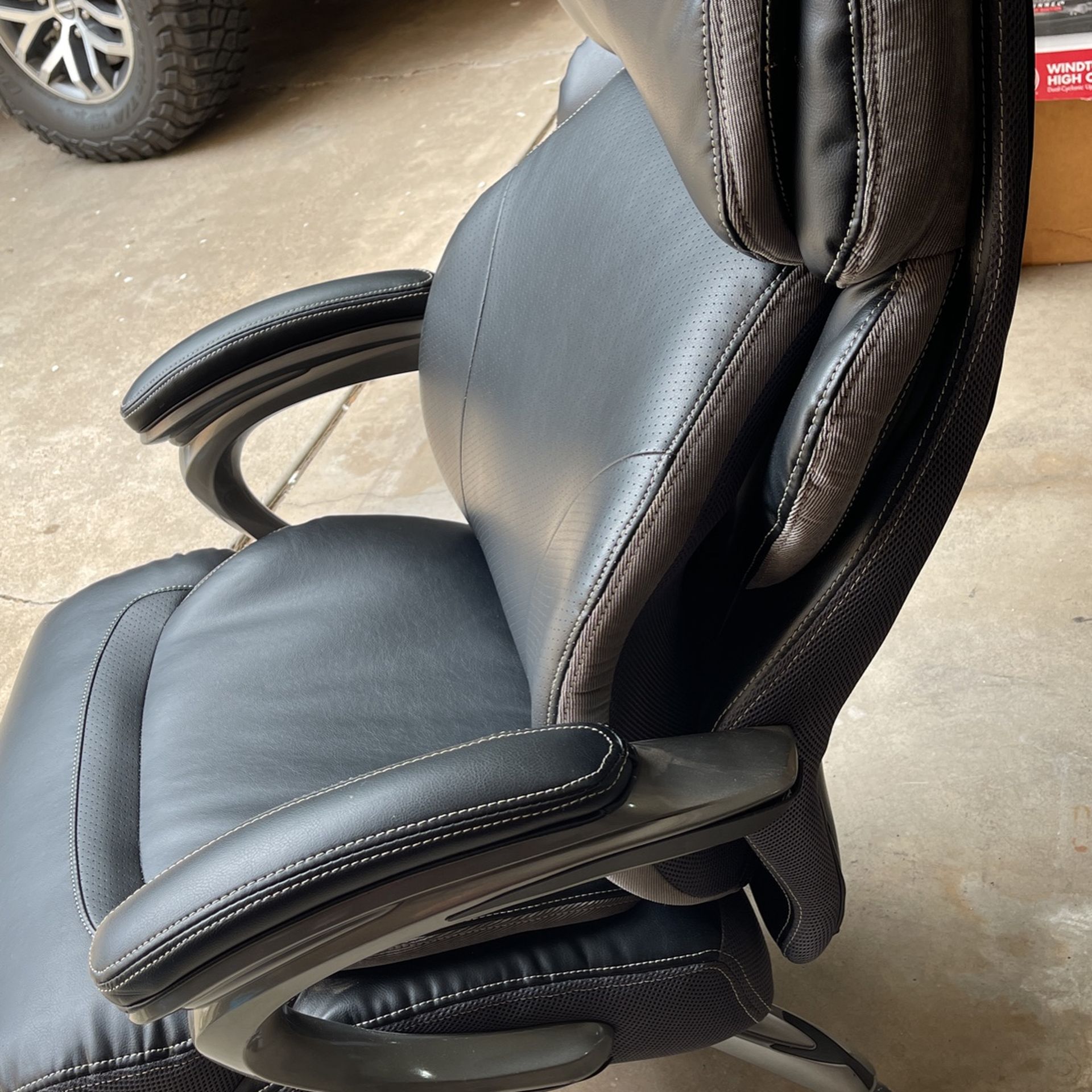 Serta Office Chair ,brand New Never Used Very Comfy And Padded Goes All the Way Back.
