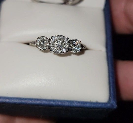 14kt WHITE GOLD ENGAGEMENT RING CLASSIC DESIGN