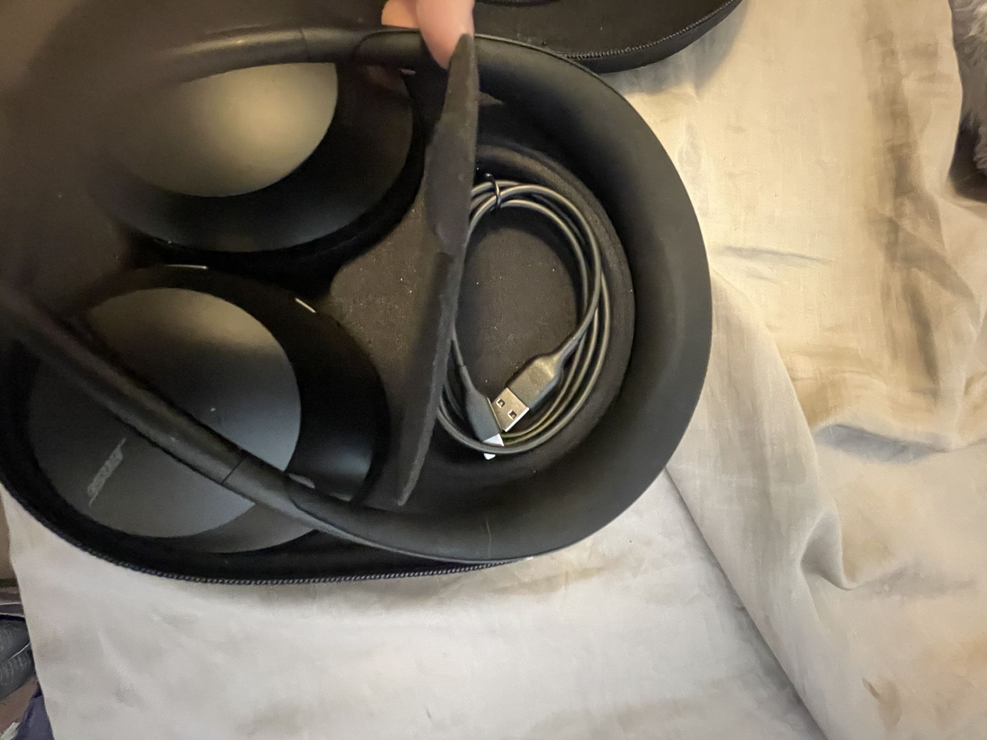 Bose Noise Canceling Headphones 700 , Bluetooth , And Comes With Cord And Charger 