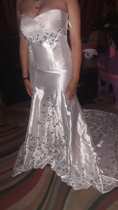 Beautiful Dress/ Wedding Dress/ Gown