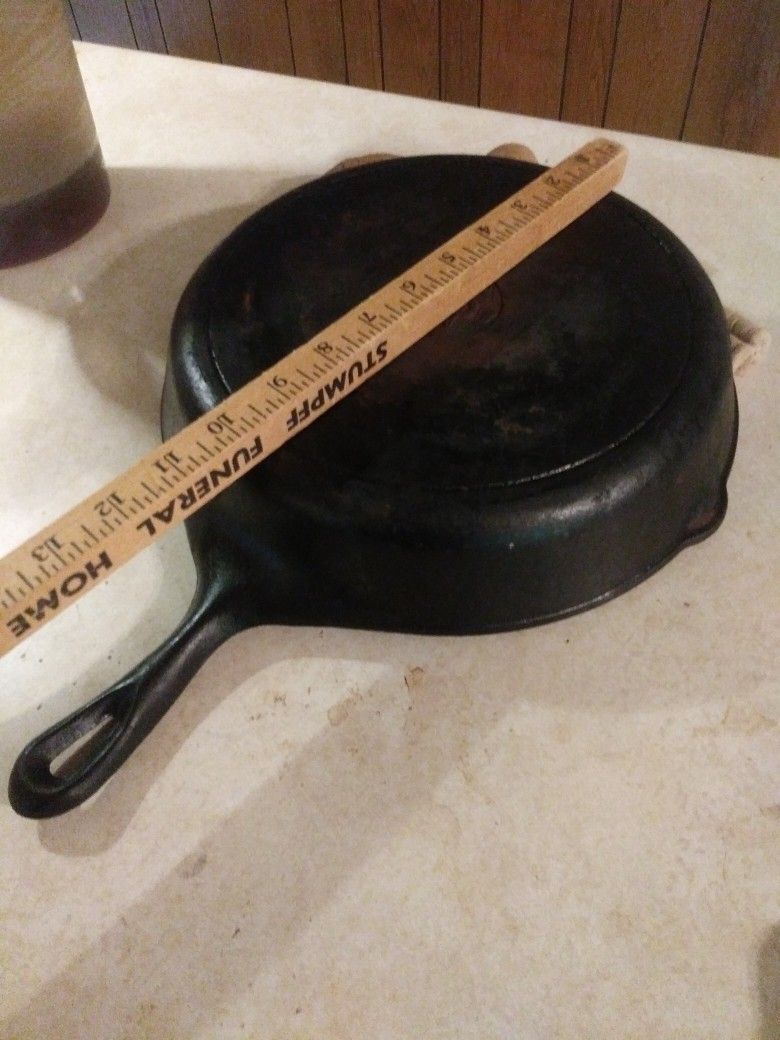 Lodge Cast Iron 10" Skillet