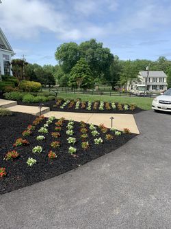 Landscaping ,fence ,mulch Thumbnail