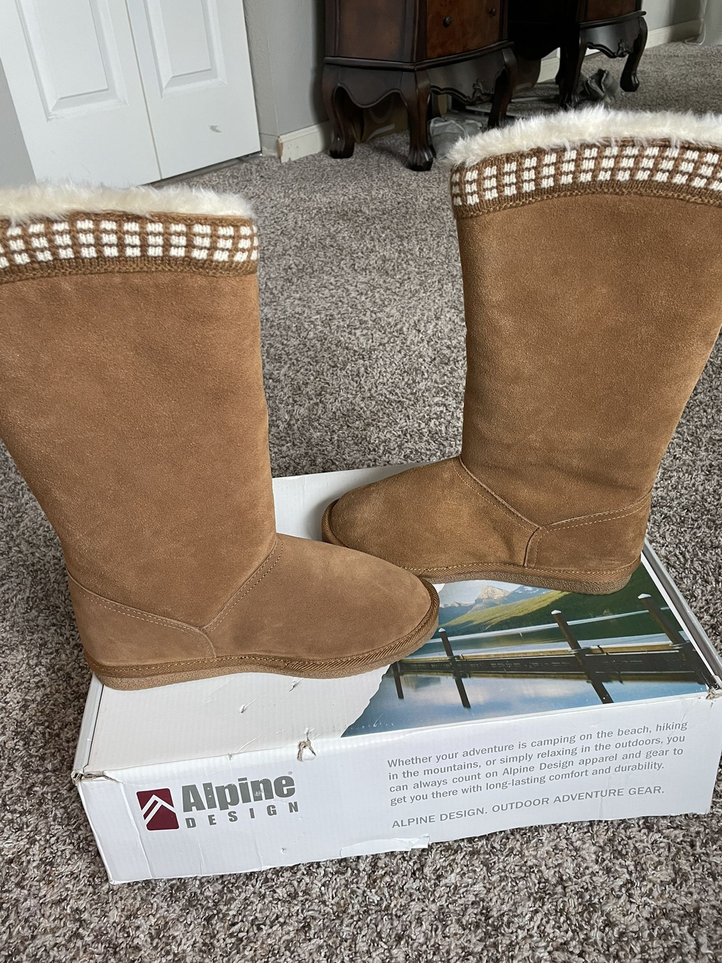 Womens Sz 8 Boots *New