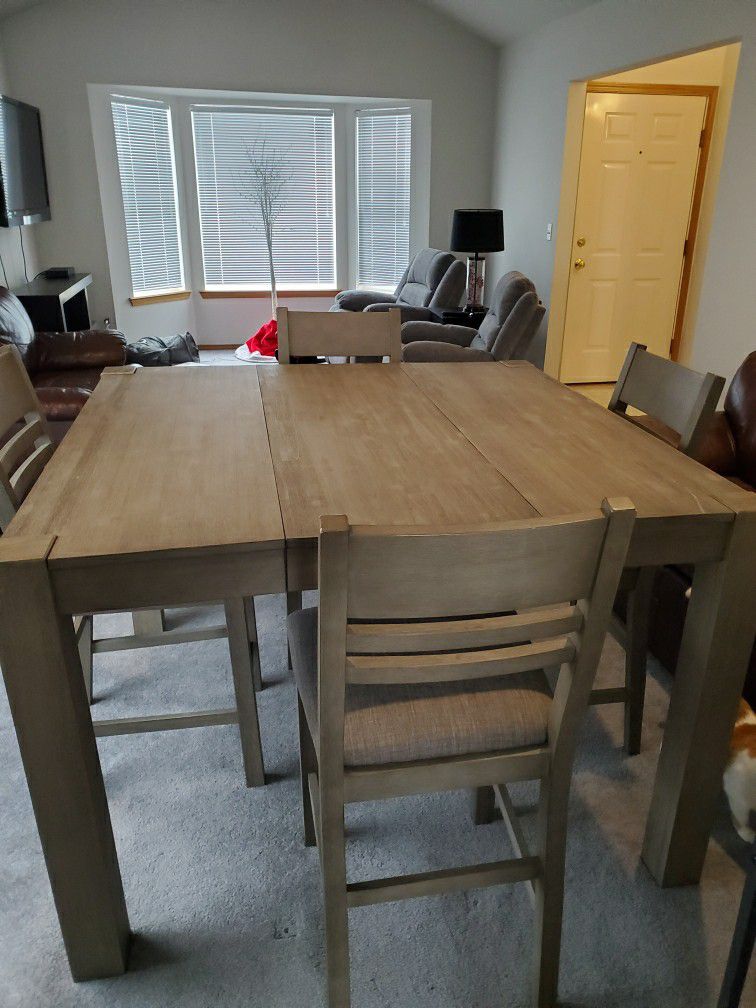 Diningroom Table & Chairs