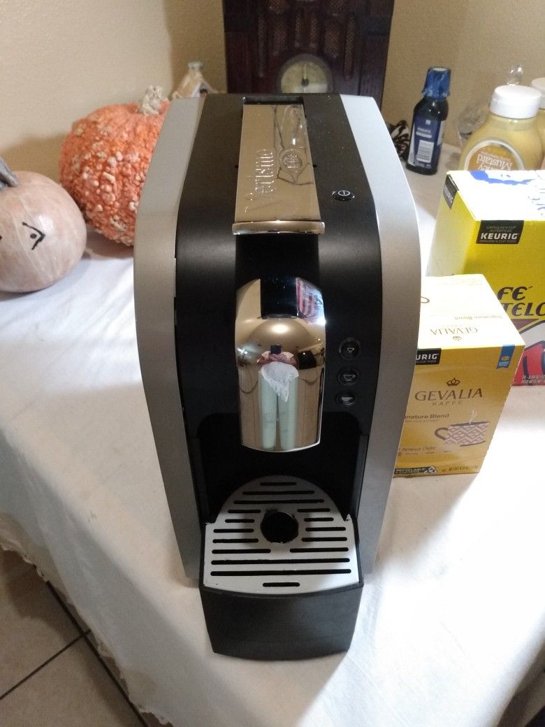 STARBUCKS VERISMO ESPRESSO/ LATTE COFFEE MACHINE