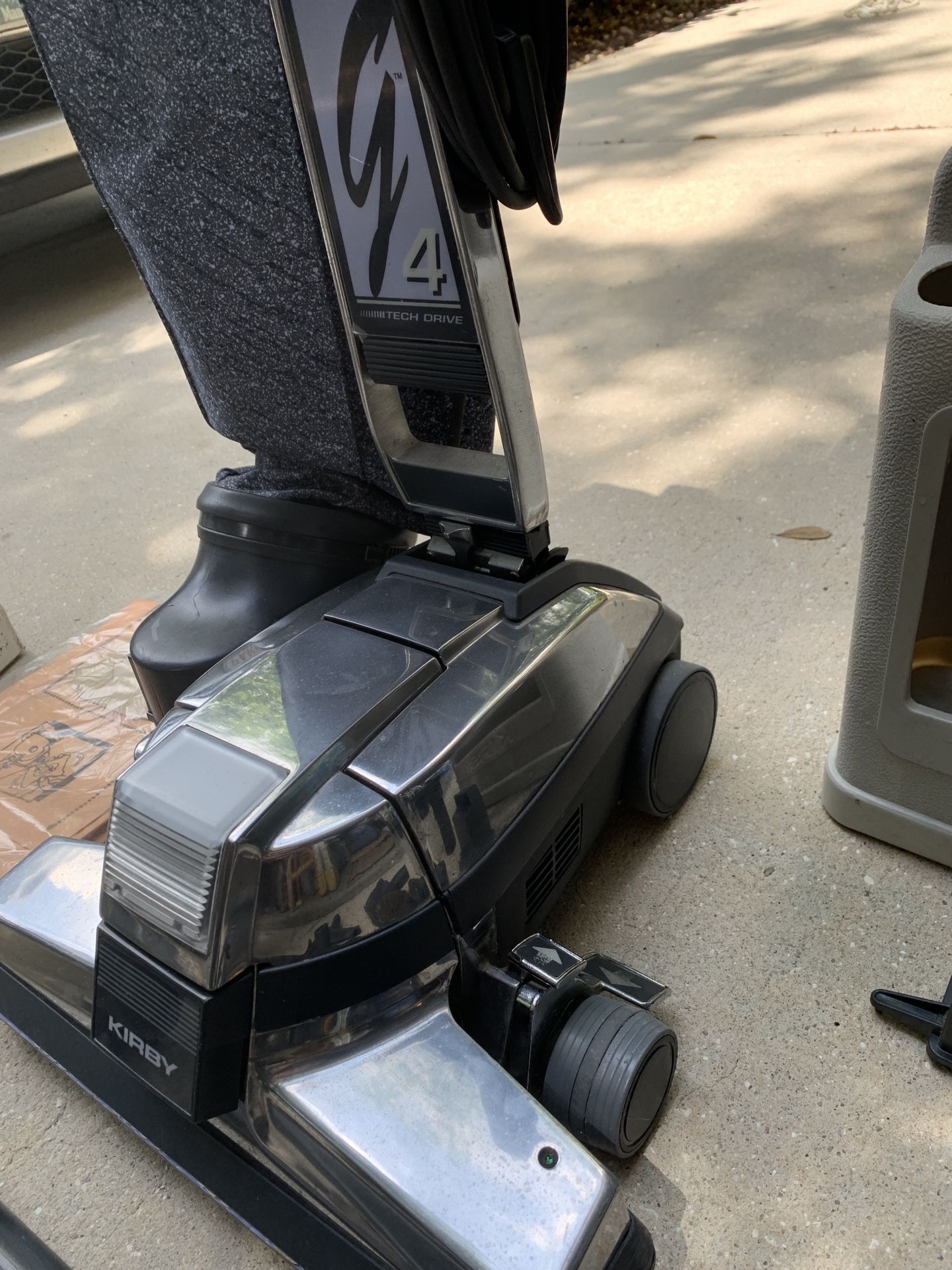 “Kirby G4” Used Excellent Condition With Shampoo Attachment