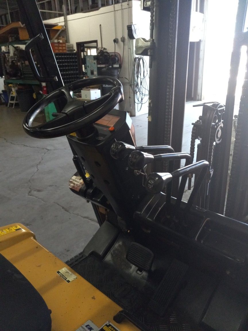 Caterpillar Electric 3K LB Capacity Forklift