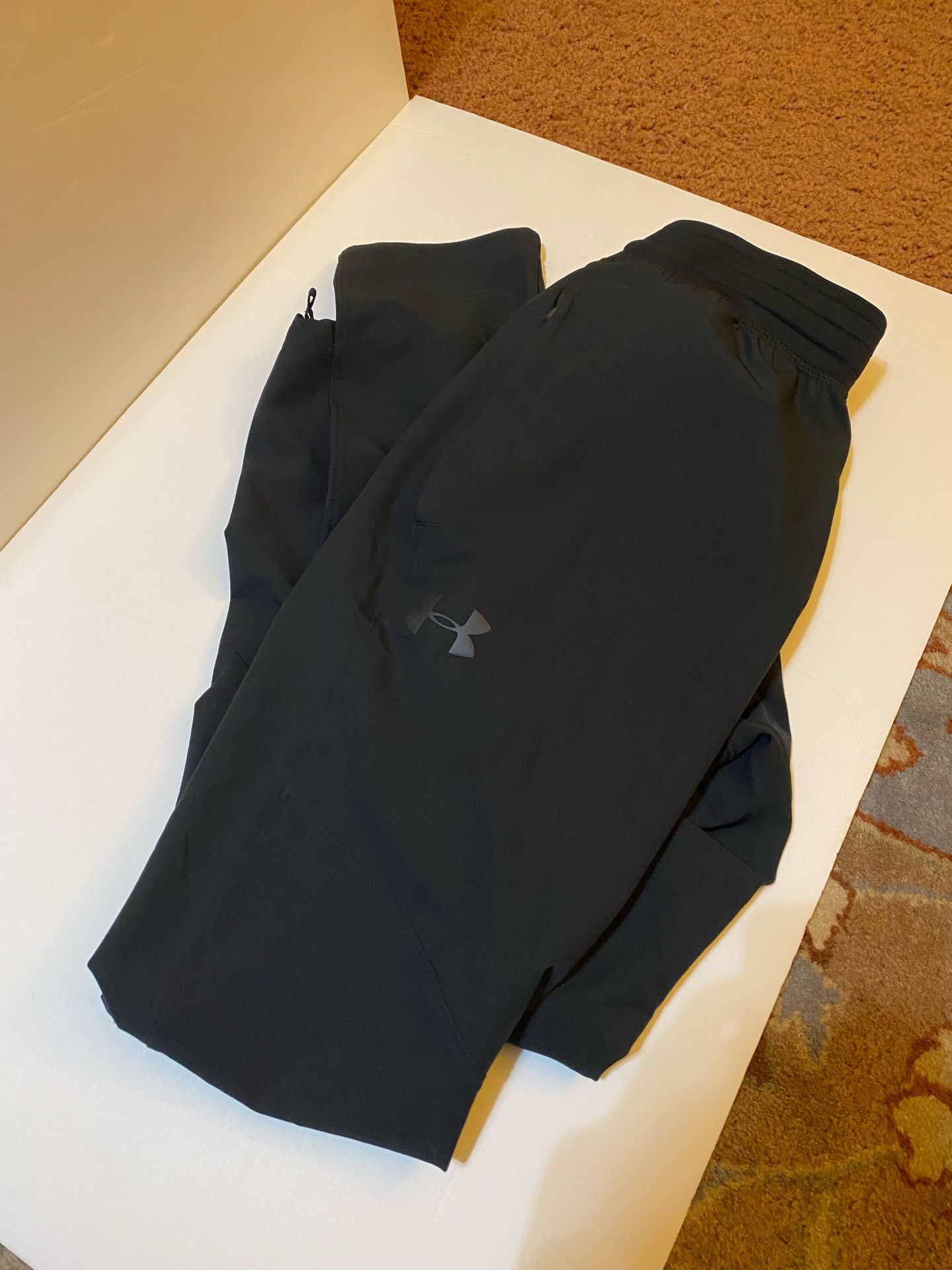 Never Wor N Small Under Armour Fitted Coupe Joggers - Black