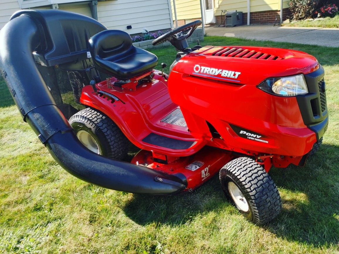 RIDING LAWNMOWER TROY-BILT YEAR 2012