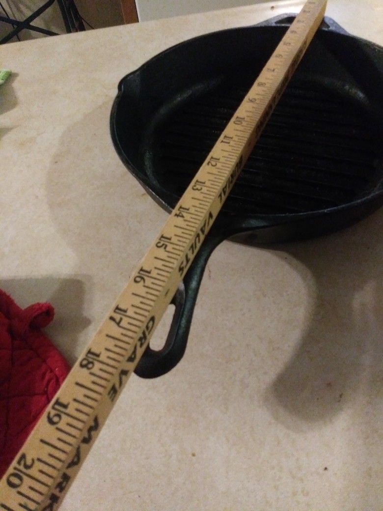 Lodge Cast Iron 10" Skillet