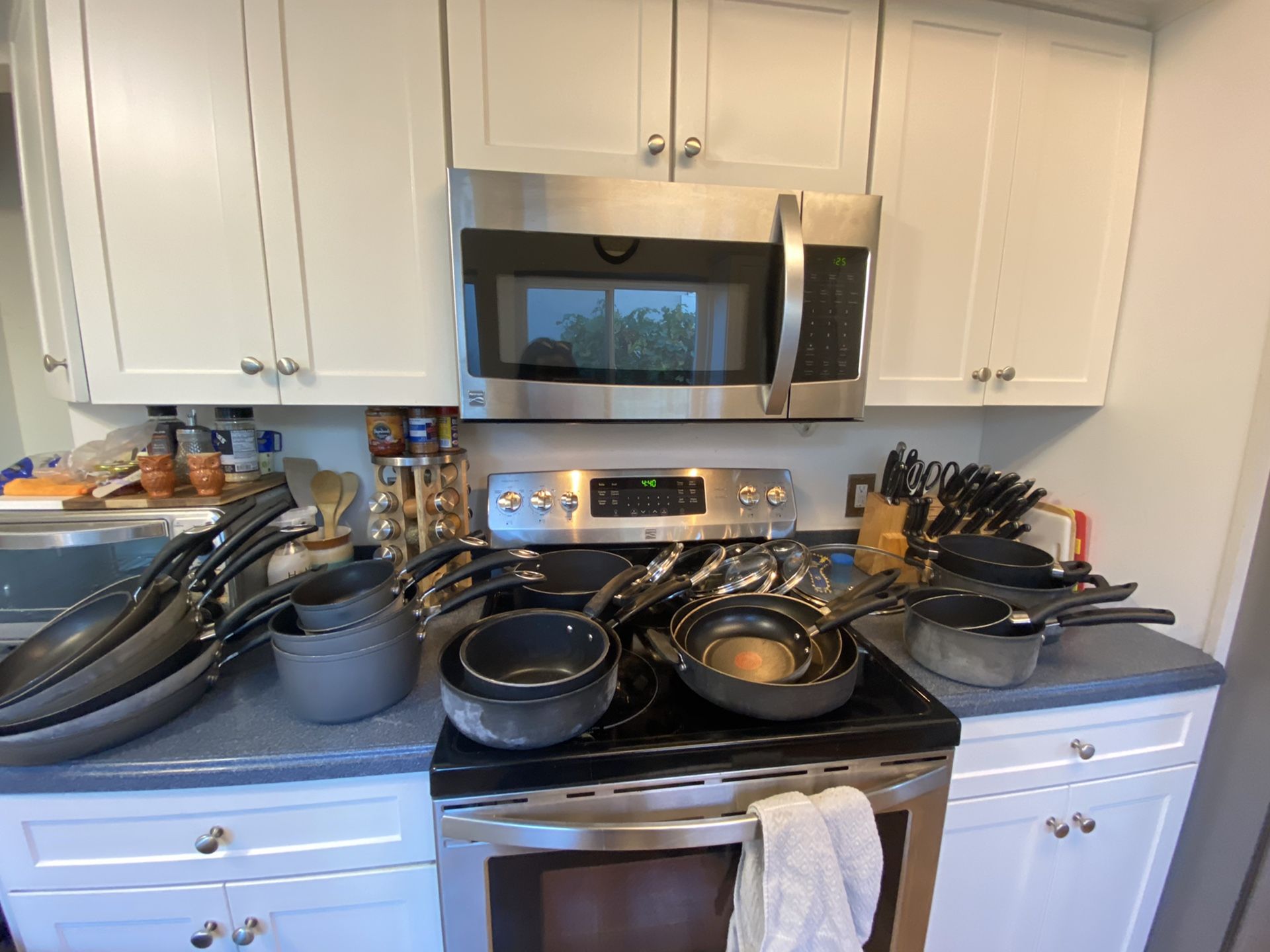 2 sets of kitchen cookware
