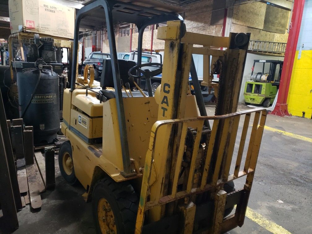 Cat v40c forklift 4000 lb only 1287 original hours almost new air tires turn key