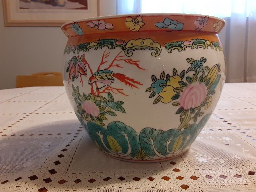 6,5 INCHES TALL AND 8,5INCHES WIDE AT TOP VERY BEAUTIFUL LOOKING ASIAN FISH BOWL