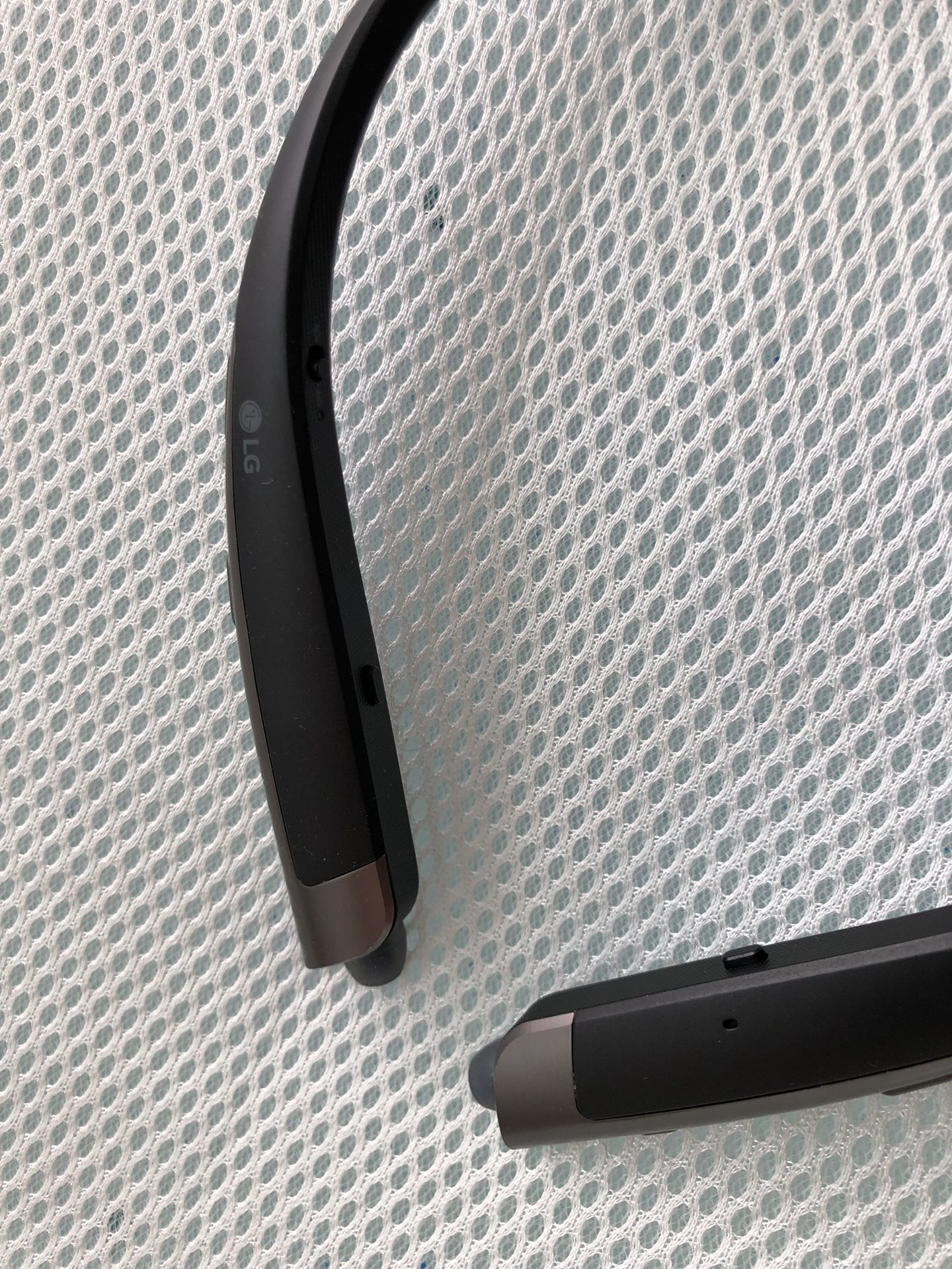 LG 1100 Bluetooth headset